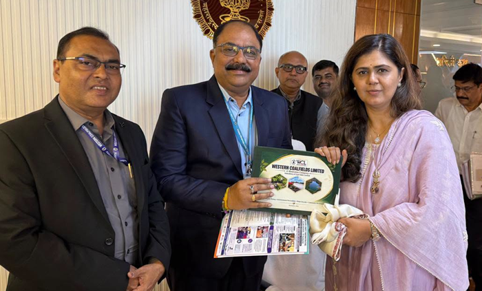 WCL CMD & Director Finance meet Maharashtra Minister  